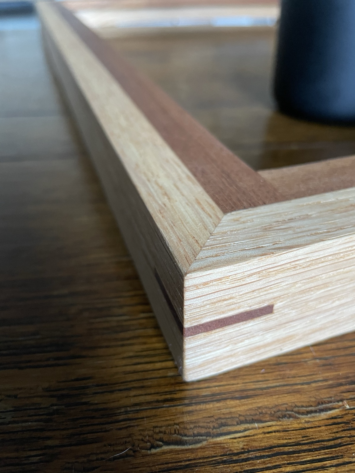 Mitered frame corner with a contrasting inlay strip